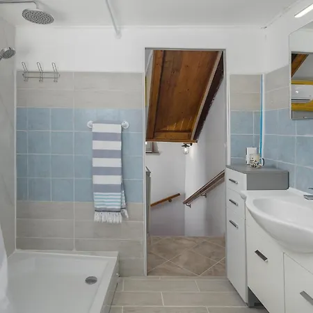 2 Bedroom Awesome In Vižinada