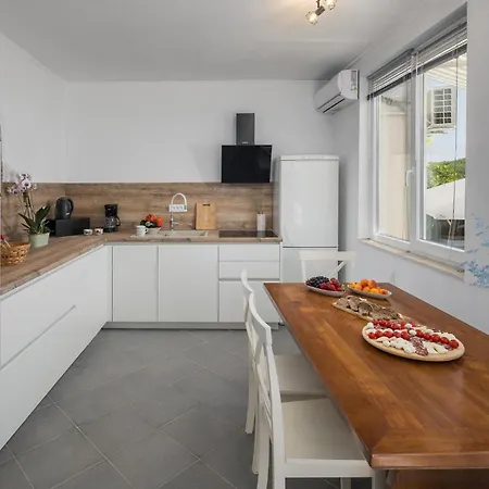 2 Bedroom Awesome In 度假居 Vižinada
