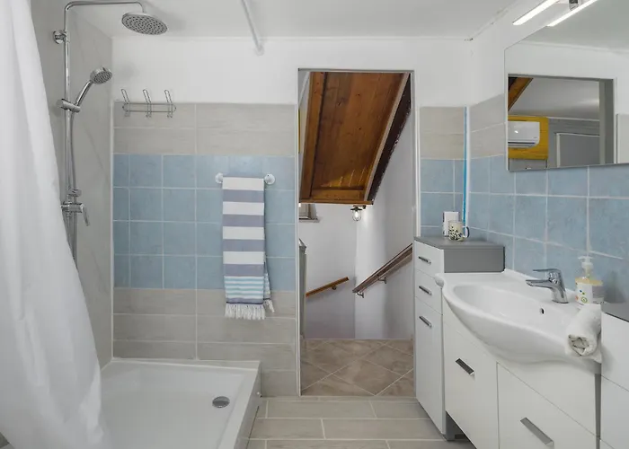 2 Bedroom Awesome In Vižinada