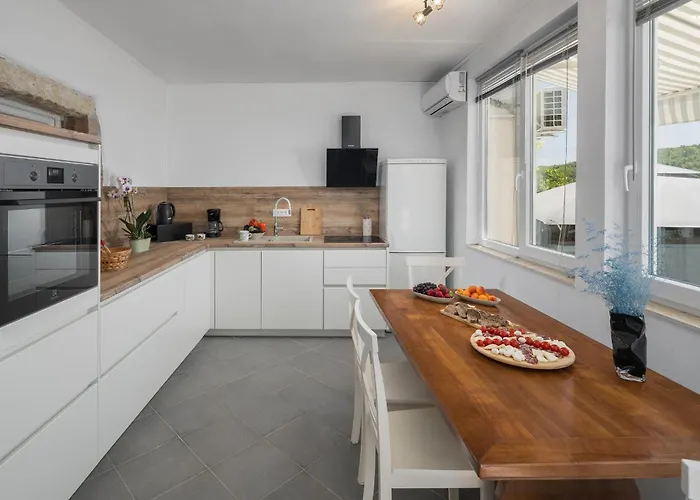 2 Bedroom Awesome In Feriehus Vižinada
